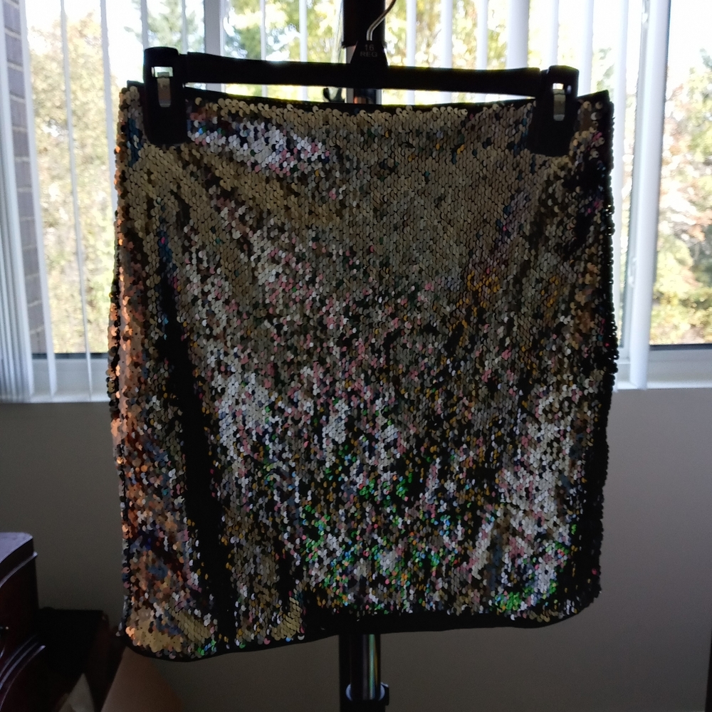 Forever 21 NWT Silver/Black Sequin mini skirt